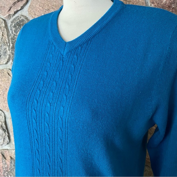 🦚Carroll Reed V neck soft and cozy peacock blue sweater. - Picture 2 of 5